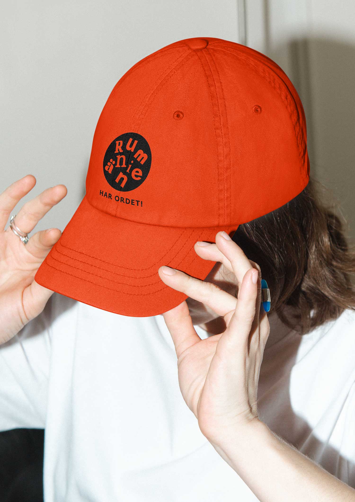 Person wearing an orange Rumänien book fair cap