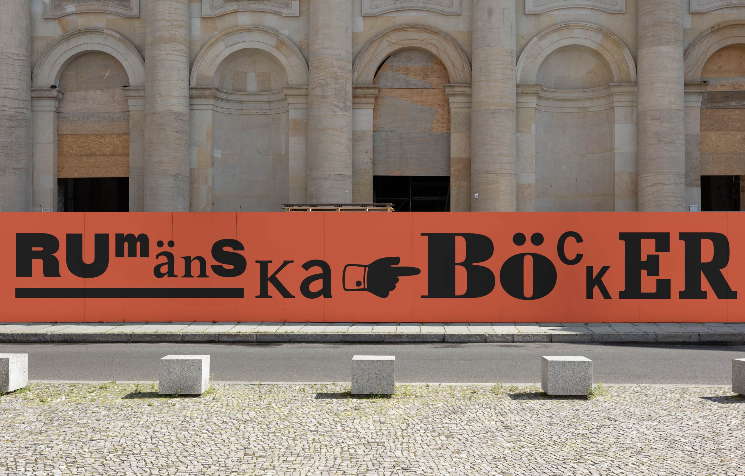 Long orange bench banner with large black Rumänska Böcker lettering